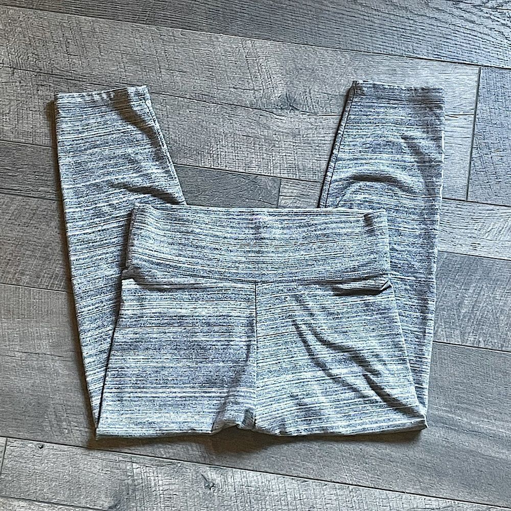 Victoria’s Secret Light-Gray “LOVE” 3/4 Leggings. Size Medium.